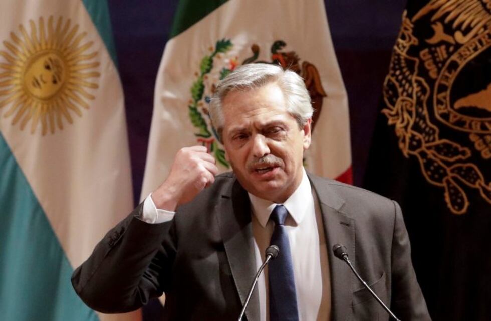 Alberto Fernández se quedó hasta la madrugada saludando a gente en Twitter: "Soy yo. Ni CM, ni Dylan, ni Prócer", dijo