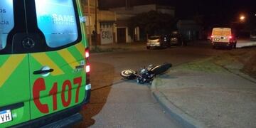 Un motociclista herido tras chocar contra un auto