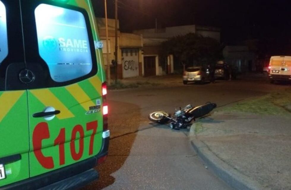 Un motociclista que circulaba sin casco fue herido en un choque contra un auto