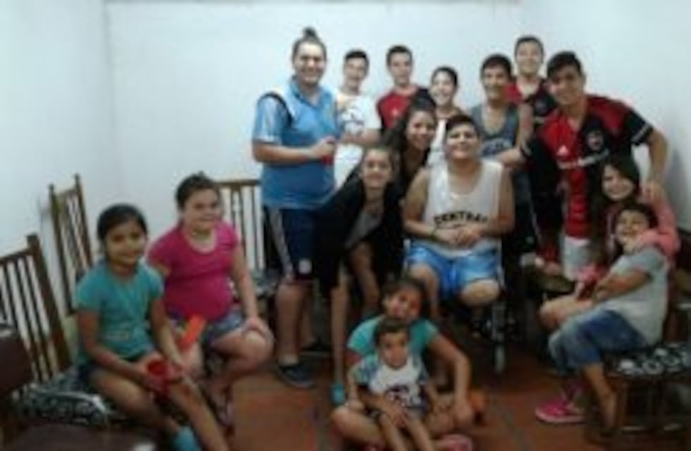 El chico atropellado por el furgón policial fue dado de alta y recibido por amigos