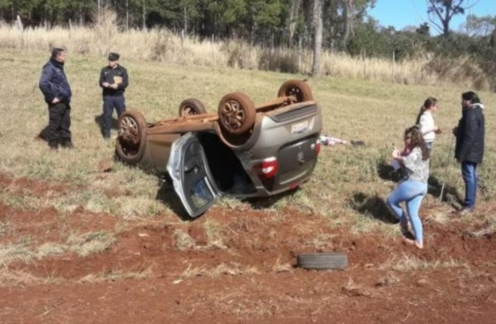 Volcó tras evitar chocar con un auto que venía en contramano