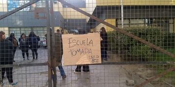 Se profundiza el conflicto: Tomaron la Escuela N° 1 de Comodoro