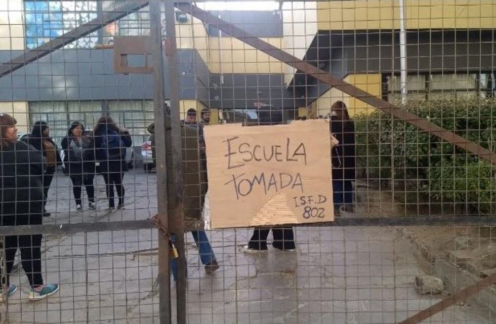 Se profundiza el conflicto: Tomaron la Escuela N° 1 de Comodoro