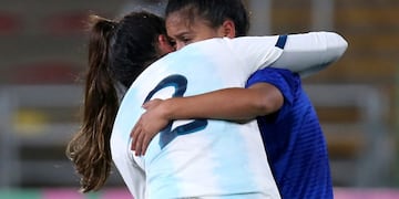 La defensora argentina Agustina Barroso consuela Damia Cortaza al termina la semifinal de fútbol en la que el Seleccionado Femenino de Fútbol derrotó a su par de Paraguay por los Juegos Panamericanos de Lima 2019\u002E (Luka Gonzales / AFP)
