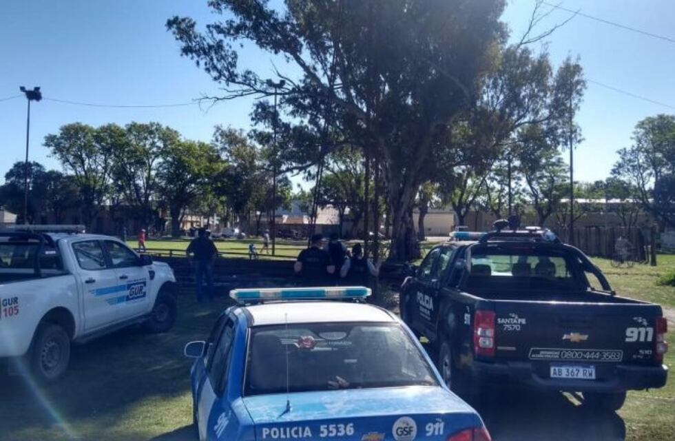 Encontraron a más de 100 personas jugando al fútbol y a las bochas