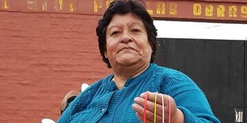 Gladis está en silla de ruedas y vende rosarios para pagar su rehabilitación