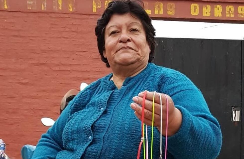 Gladis está en silla de ruedas y vende rosarios para pagar su rehabilitación