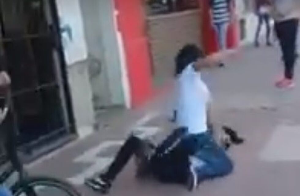 Filman una salvaje pelea entre dos chicas a la salida de la escuela