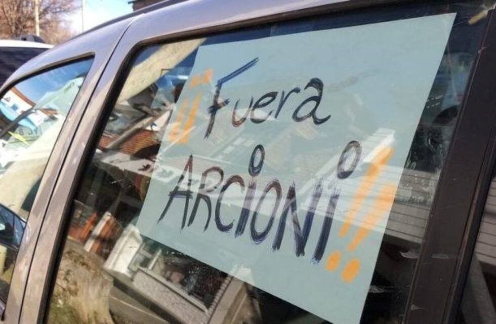 El reclamo de los docentes por la falta de sueldos se hizo en caravana