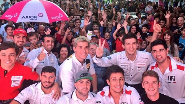 Los pilotos del Su00faper TC2000 en pleno centro mendocino.