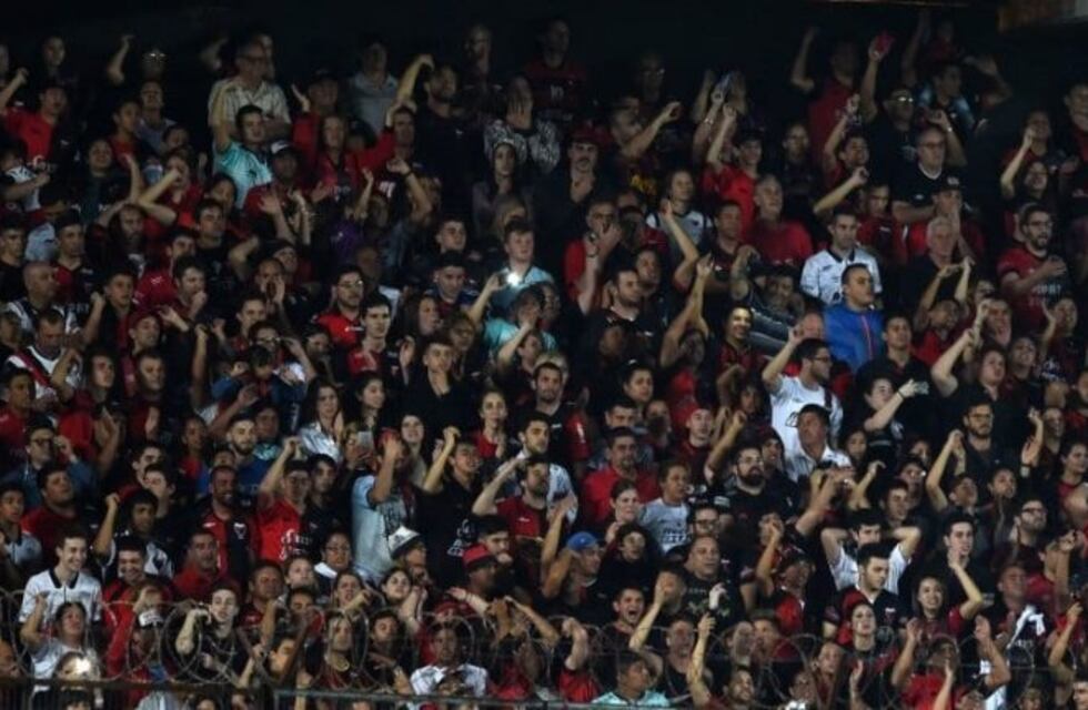 Los hinchas de Colón y las creativas ideas para poder viajar a la final de la Sudamericana
