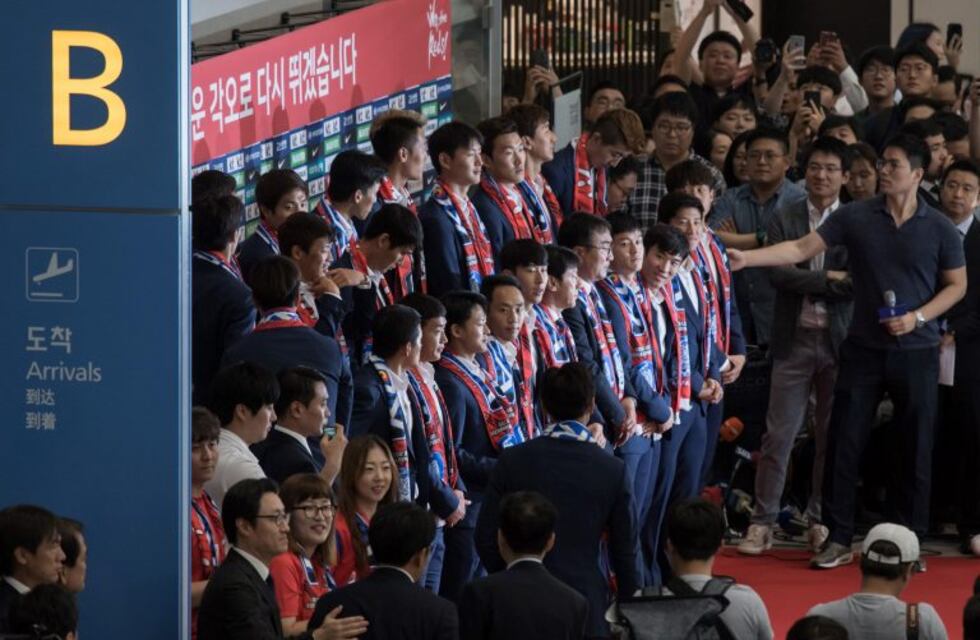 La selección de Corea fue recibida con huevazos