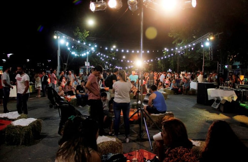 Brindis, música y delicatessen en la Peatonal del Vino en Alvear