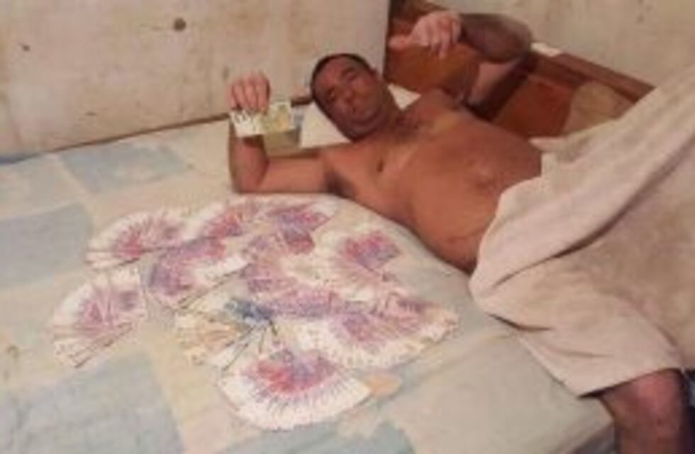 Quieren echar al concejal radical que se fotografió semidesnudo con fajos de dinero