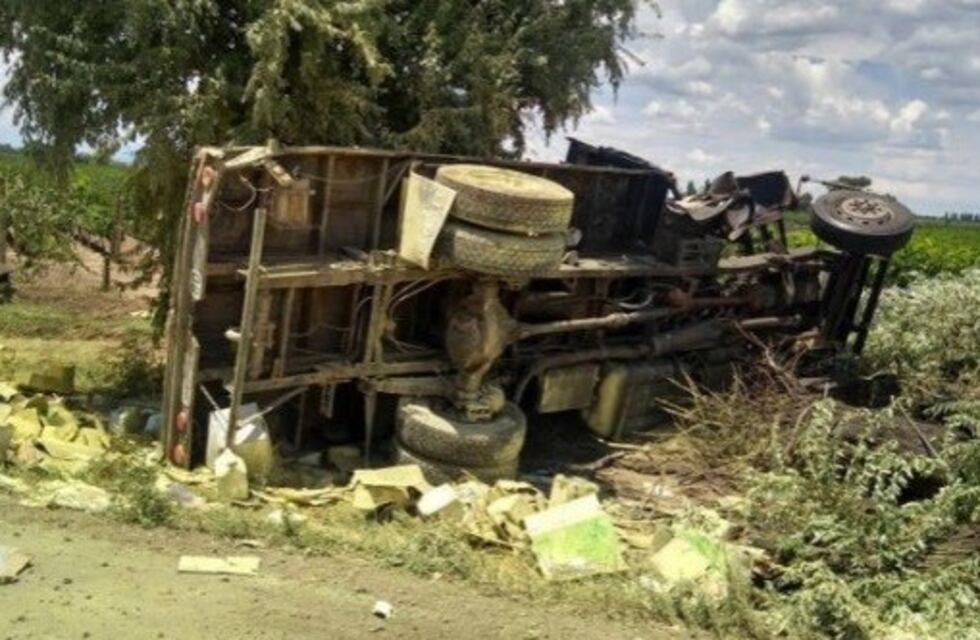 Murió un camionero que volcó con una carga de sustancias altamente tóxicas