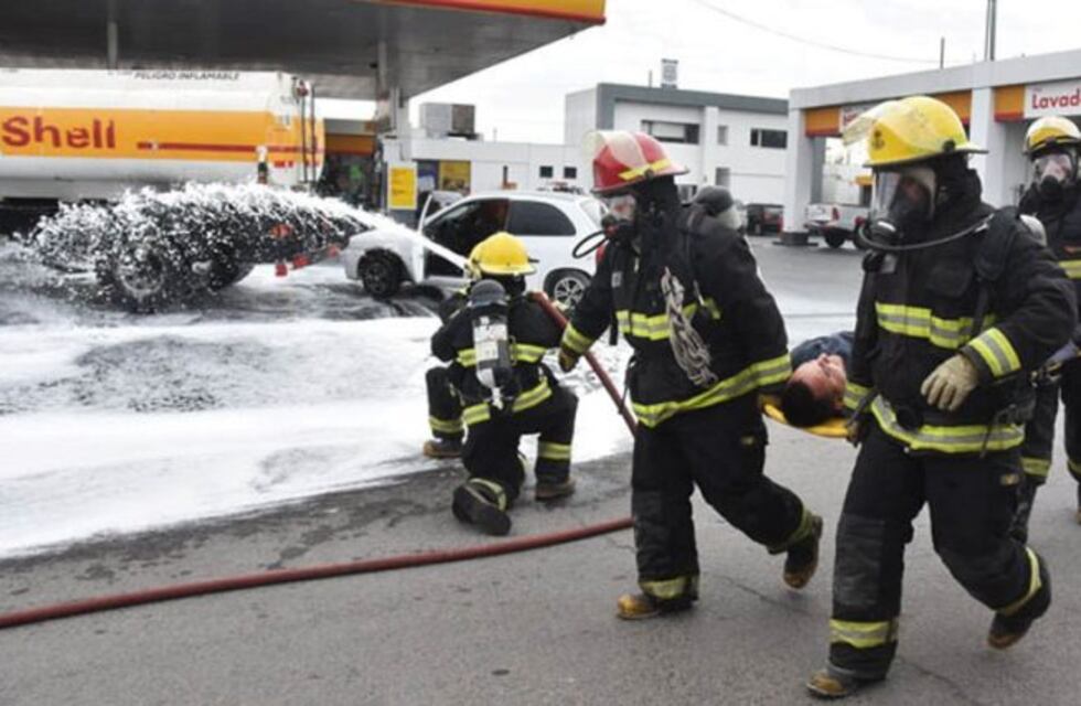 Realizaron un simulacro de incendio en una estación de servicio de Santa Rosa