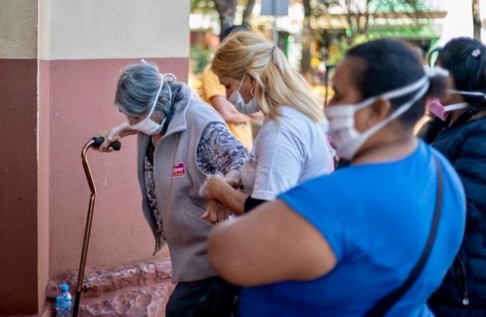 La municipalidad de Eldorado asiste a los adultos mayores en las filas de los bancos