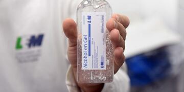 El LEM fabricó su primer lote de alcohol en gel (Municipalidad de Rosario)