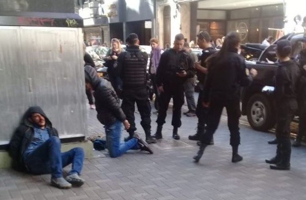 Motochorros fueron capturados y golpeados por transeúntes en pleno centro