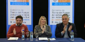 Regularización de 96 auxiliares administrativos docentes