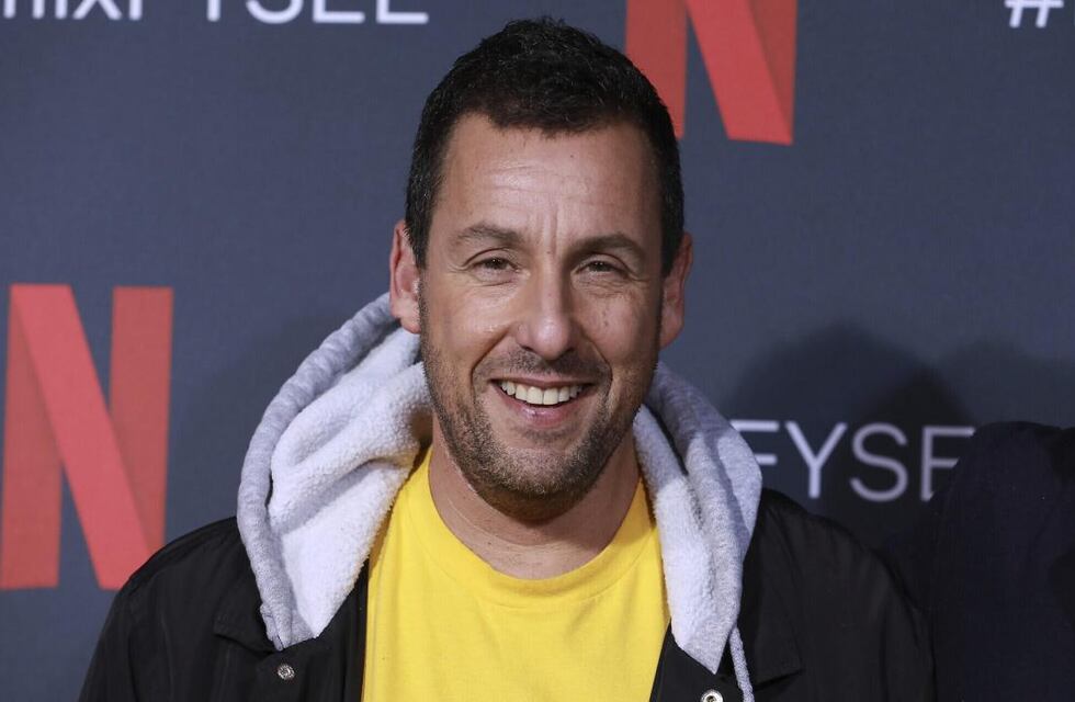 La historia de una estudiante que viajó a Estados Unidos y trabajó para Adam Sandler