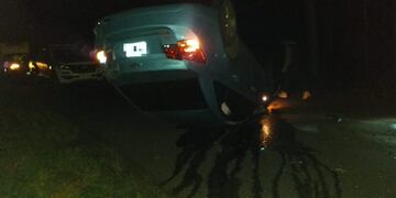 El auto de la víctima terminó en posición invertida\u002E