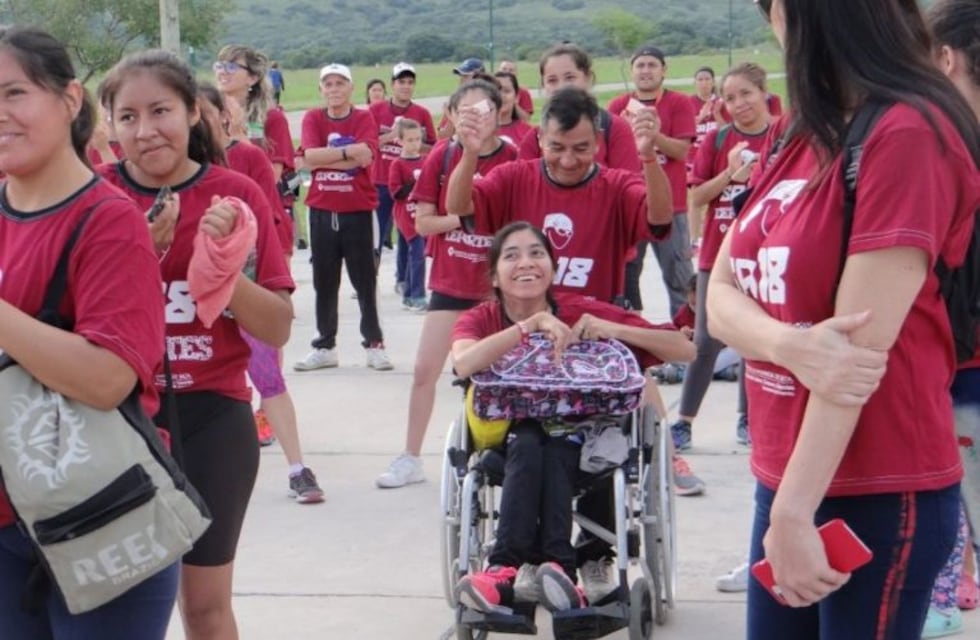 Una carrera solidaria consiguió un desfibrilador para el Bicentenario