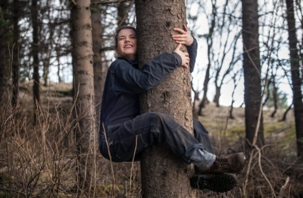 Abrazar árboles: la iniciativa islandesa para combatir la soledad durante la pandemia y ayudar al planeta