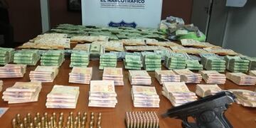 detuvieron a una pareja con 5 millones de pesos, armas y drogas en la Ciudad de Mendoza\u002E