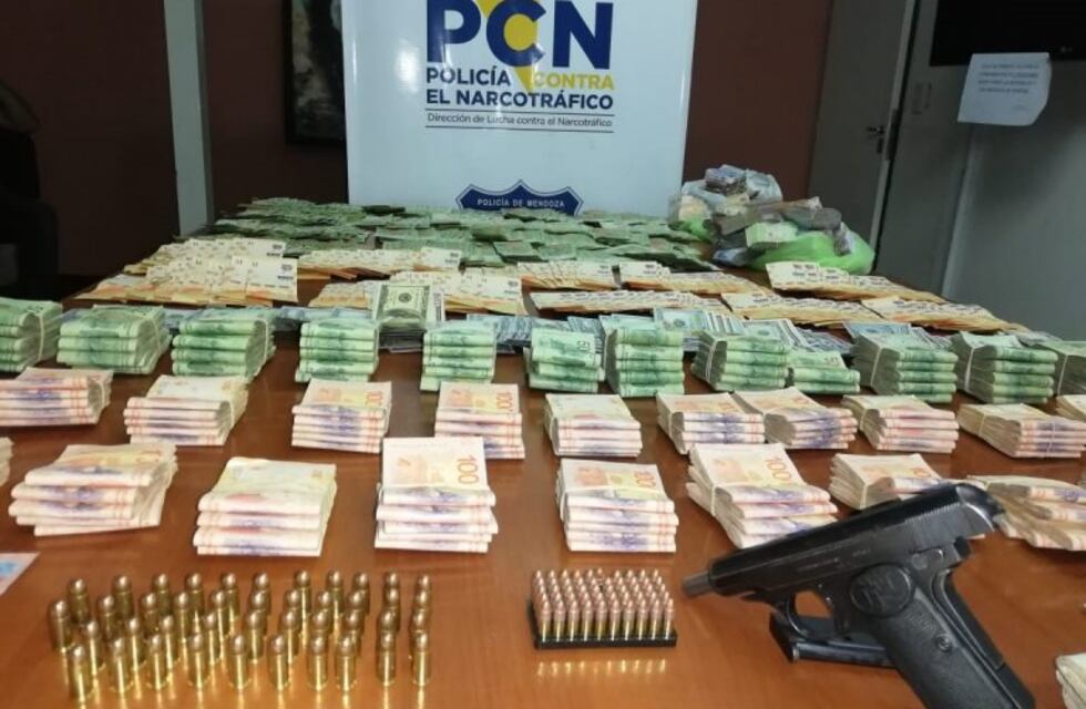 Detuvieron a una pareja con cinco millones de pesos, armas y drogas en Mendoza