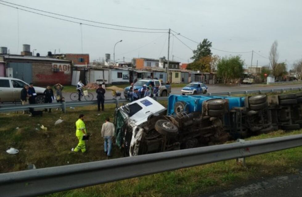 Chocaron dos camiones en Circunvalación y vecinos saquearon las cargas
