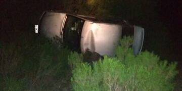 El renalut logan cayó al vacio, aparentemente su conductor quiso suicidarse