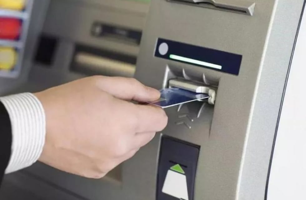 Colocan dispositivos "pescadores" en cajeros de Banco y sustraen dinero