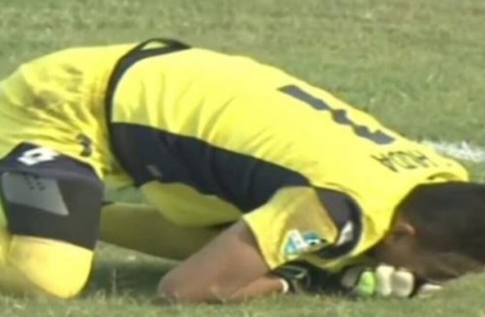 Tragedia en el fútbol de Indonesia: un arquero murió tras chocar con un compañero