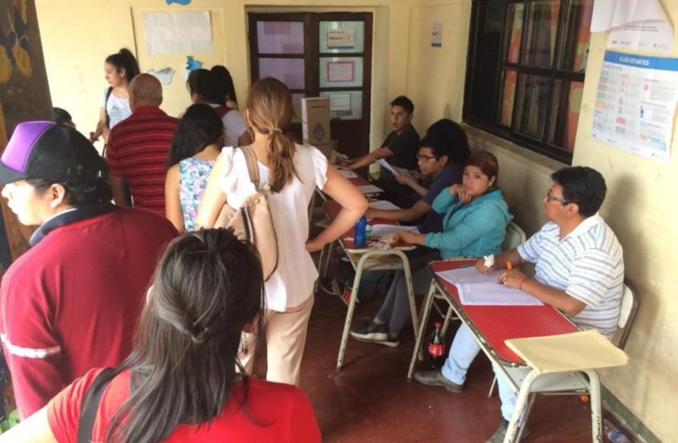 Los principales candidatos a diputados esperan los resultados