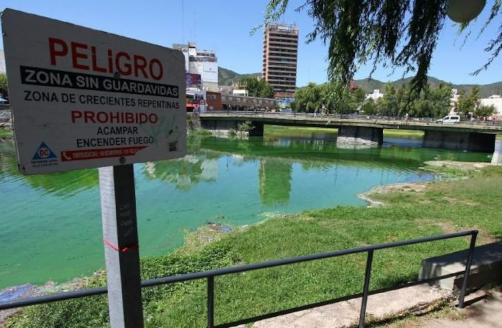 Pescaron una carpa deforme en el lago San Roque