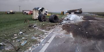 El impresionante choque de camiones en la Ruta 35 a la altura de San Basilio y que terminó con una persona muerta\u002E