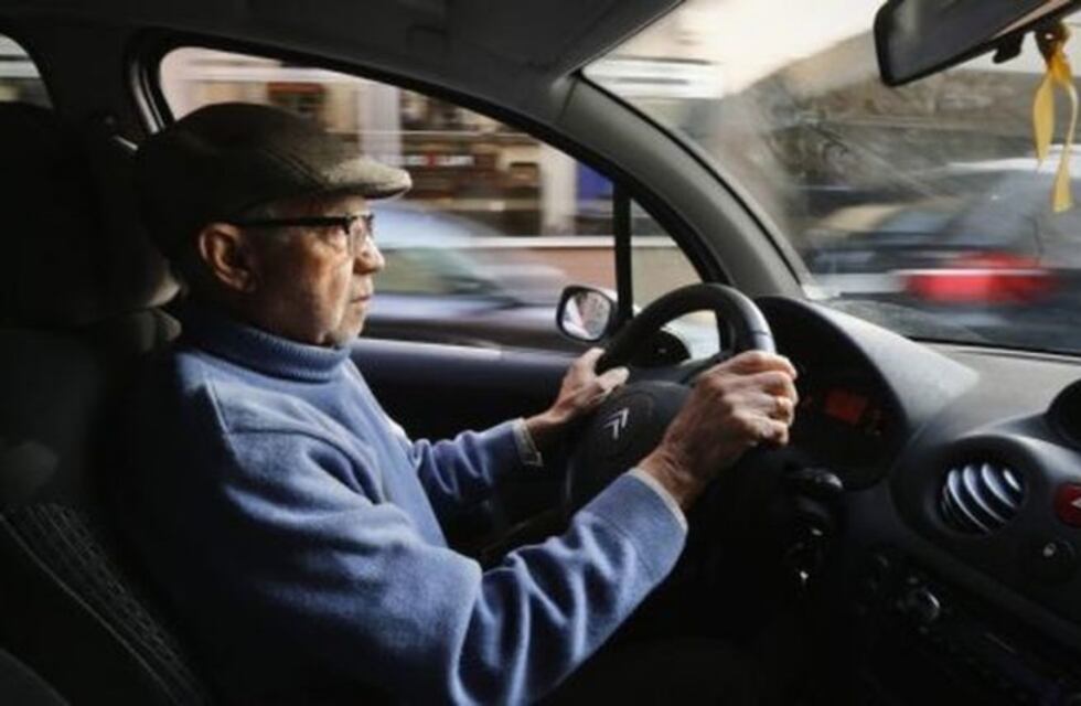 Jubilados podrán renovar su carnet de conducir de forma gratuita