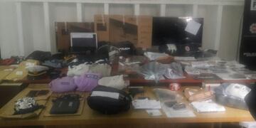 Elementos secuestrados por la PDI durante allanamientos en relación al robo a Tyna en Rosario\u002E