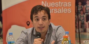 Atenas tiene al DT Casalu00e1nguida y ademu00e1s anunciu00f3 el fichaje del pivote brasileu00f1o Rafael Hettsheimeir\u002E