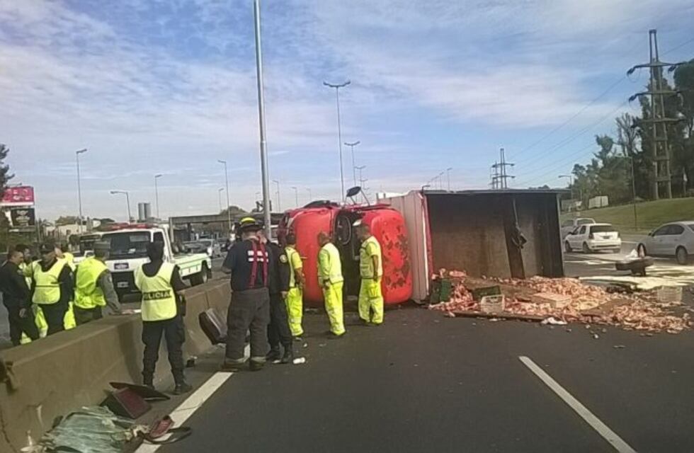 Panamericana: volcó un camión a la altura del kilómetro 23 y hay demoras