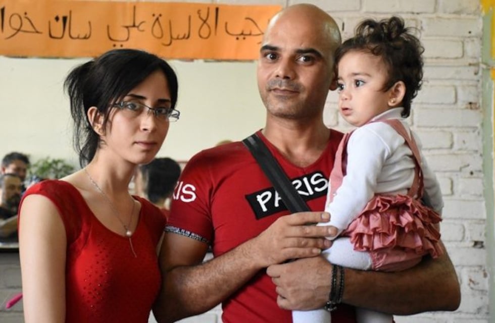 Emocionante: llegó a San Juan una familia siria que huyó de la guerra