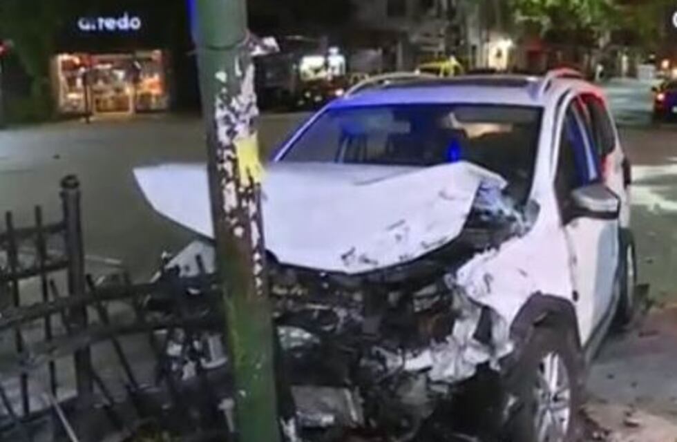 Recoleta: un delincuente robó un auto, escapó y chocó contra un taxi