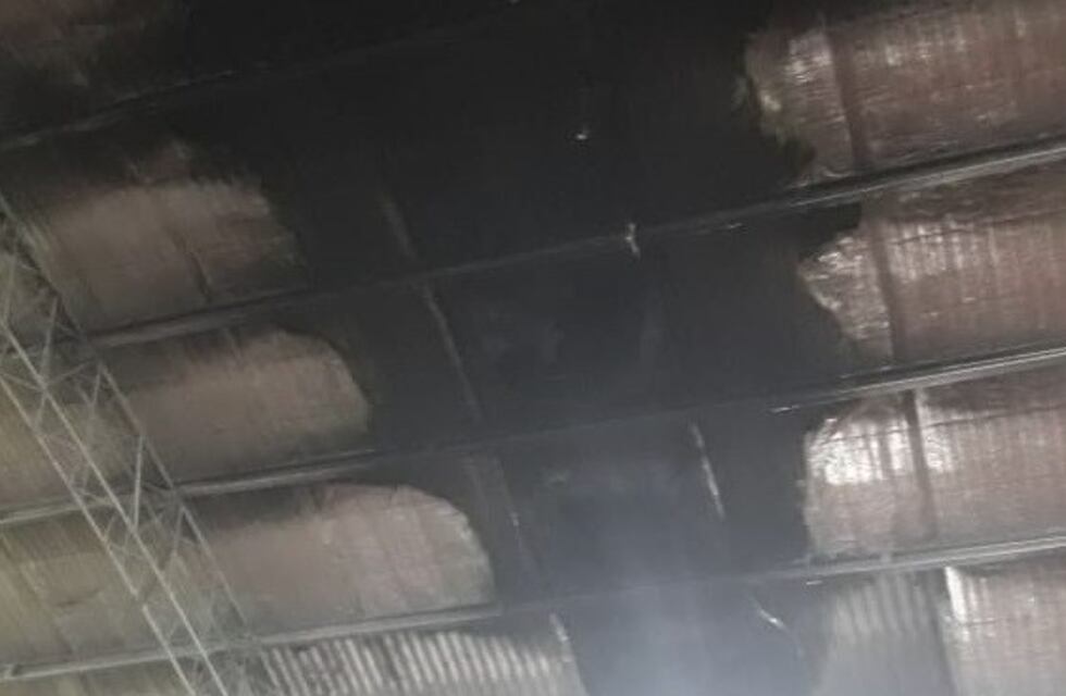 Incendio en el techo de un Polideportivo y varias salidas de bomberos