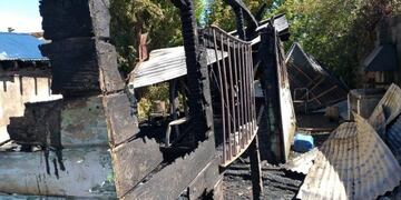 Piden ayuda a una familia que perdió su casa en Bariloche tras un incendio
