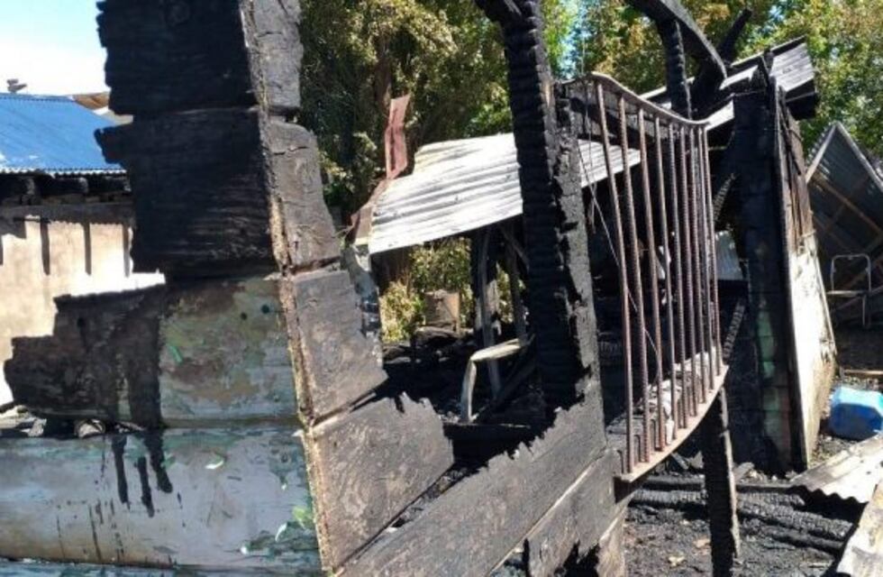 Piden ayuda a una familia que perdió su casa en Bariloche tras un incendio