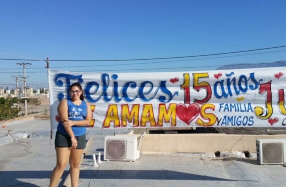 Cumplió 15 "en cuarentena" y todo su barrio lo festejó en el techo