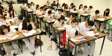 Alumnos escribiendo\u002E