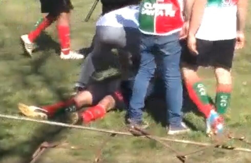 Partido de fútbol regional terminó en batalla campal y con un jugador en el hospital
