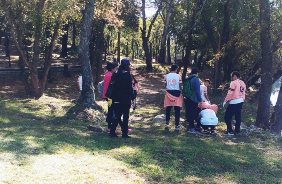#TrashtagChallenge de la basura llegó a Carlos Paz: alumnos de una escuela limpiaron las costas del río y desafiaron al próximo